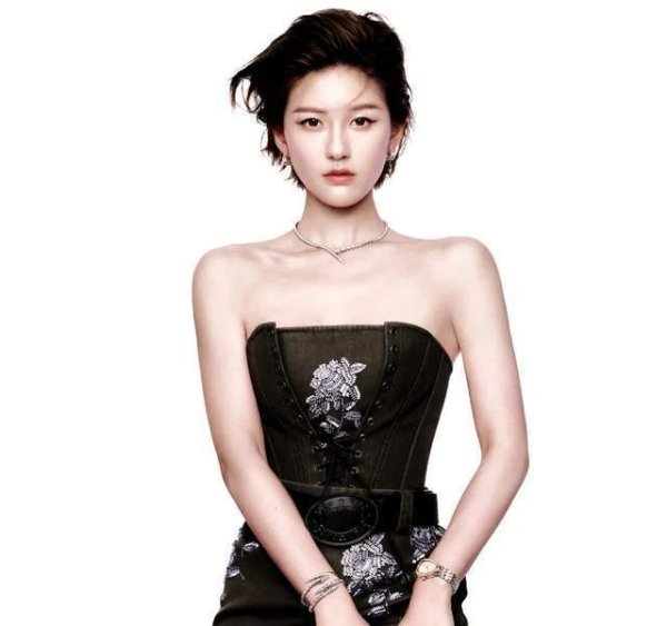 在线炒股配资 赵露思新封面撞脸张大大，千禧年妆容太非主流 ，身形过瘦强撑气场